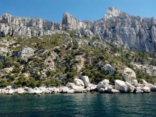 Visiter les calanques à bord d'un bateau privatisé à Marseille